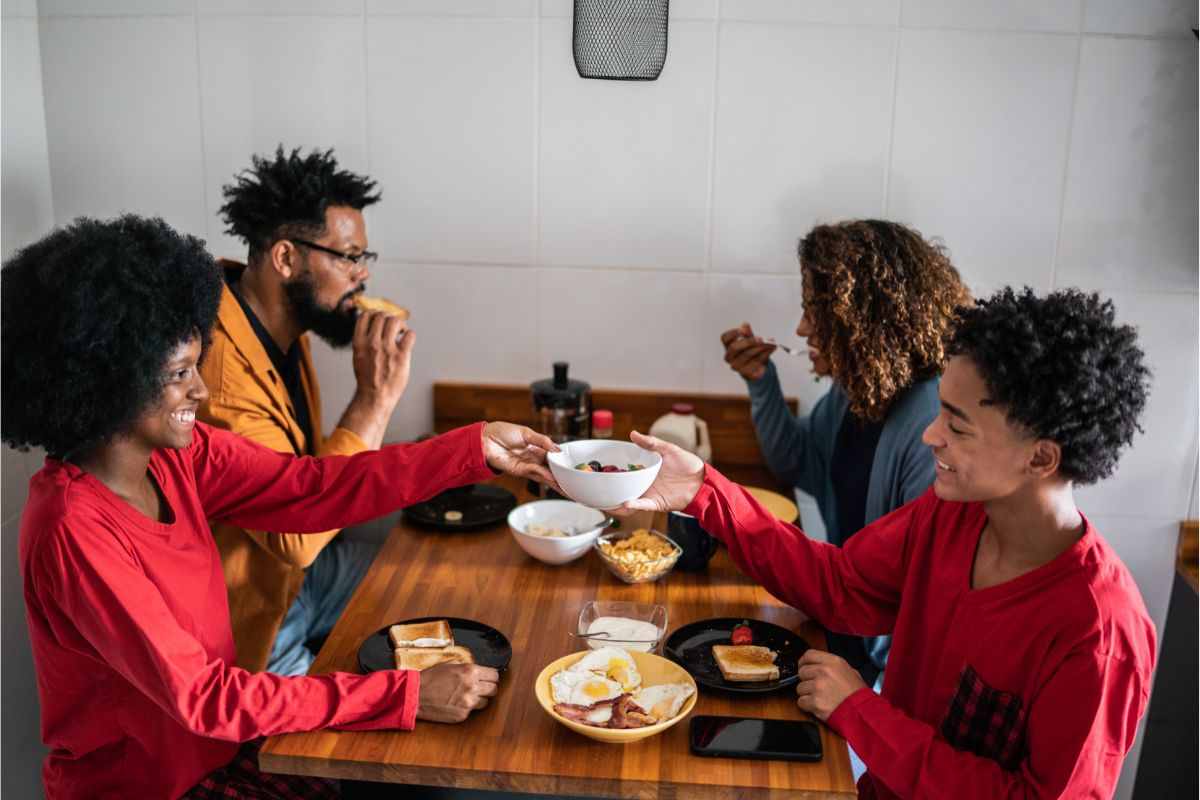 Famiglia fa colazione