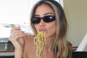 Diletta Leotta che mangia un piatto di spaghetti