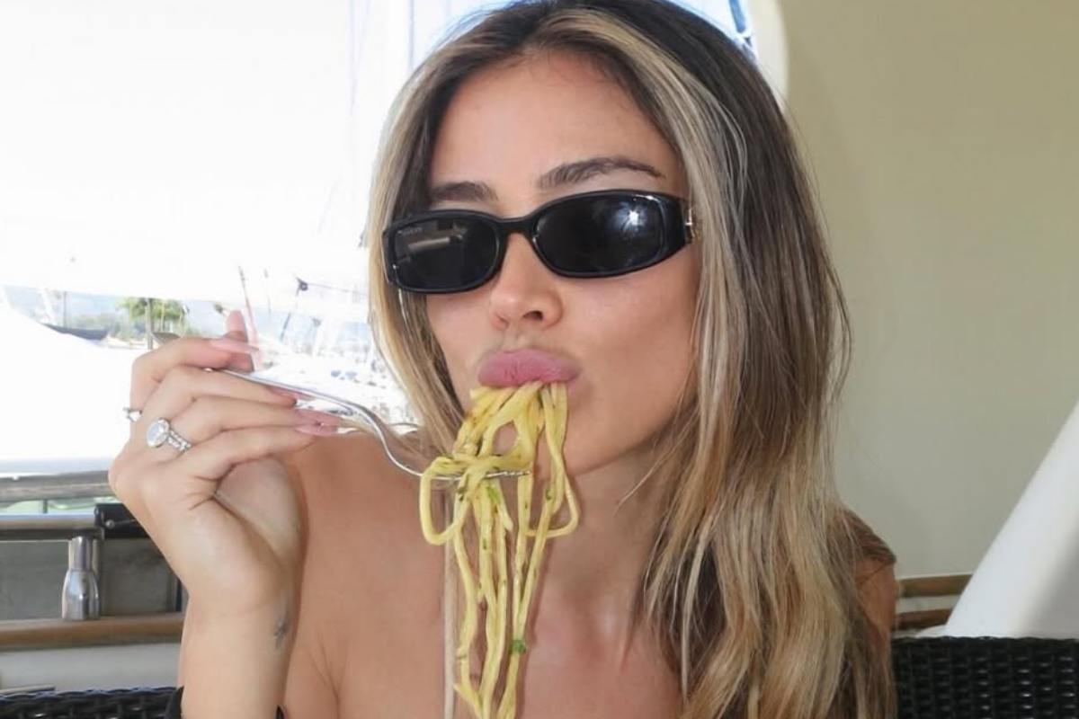 Diletta Leotta che mangia un piatto di spaghetti