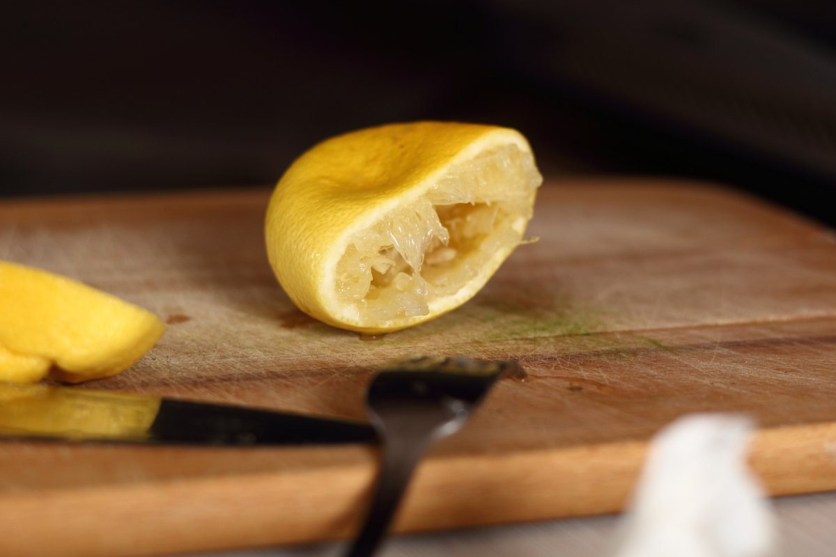 limone spremuto su un tagliere