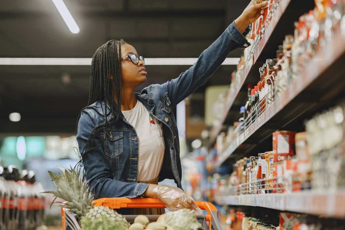 Donna al supermercato
