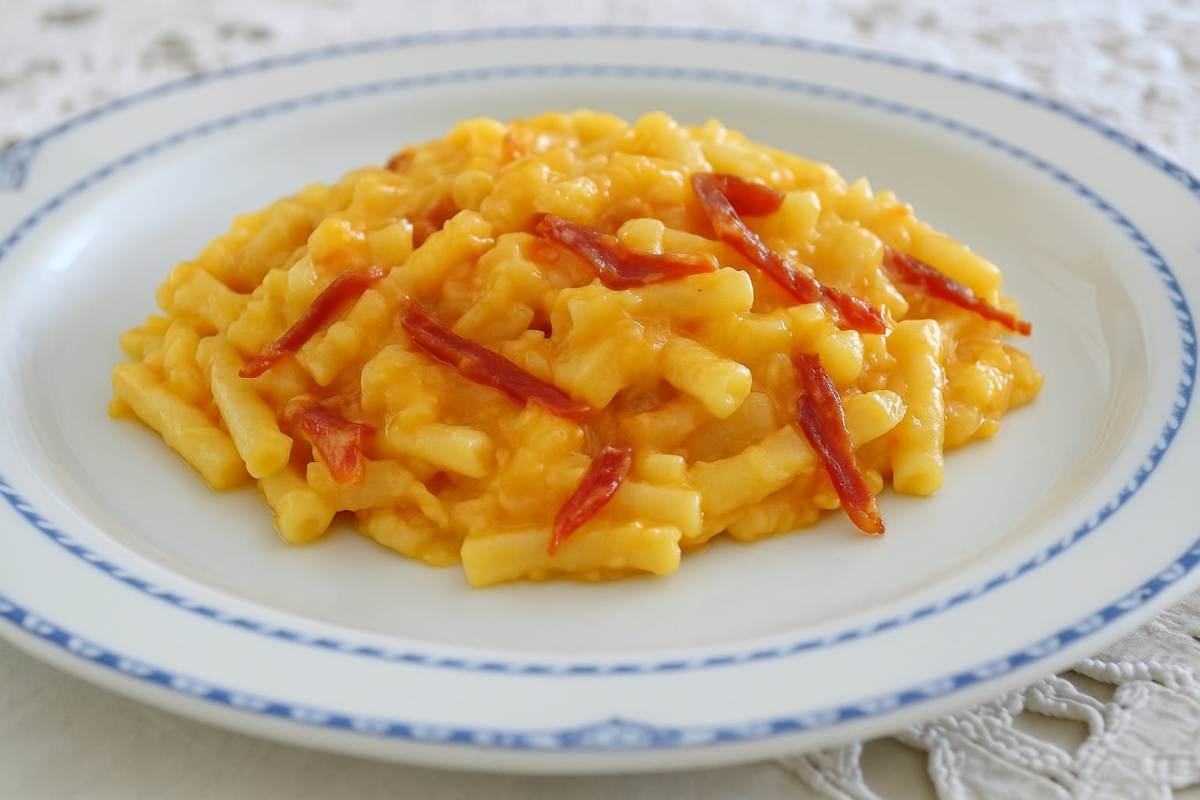 Pasta e patate con provola e speck