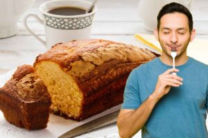 plumcake, tazza di caffè, persona che mangia