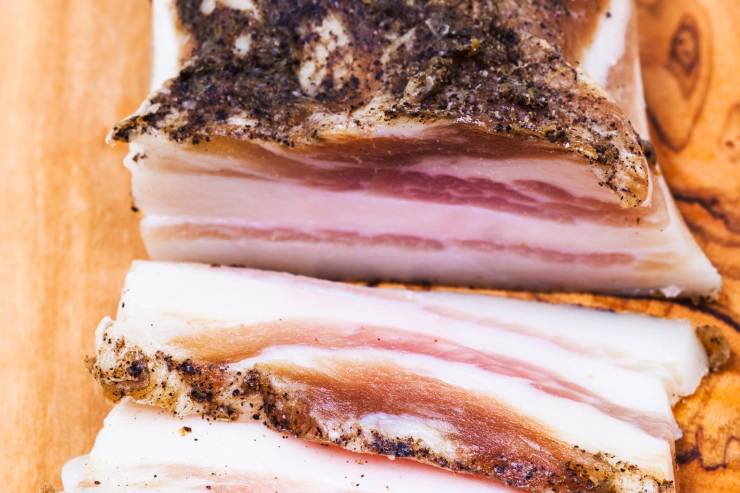 Speck intero tagliato a fette per poi farlo a cubetti