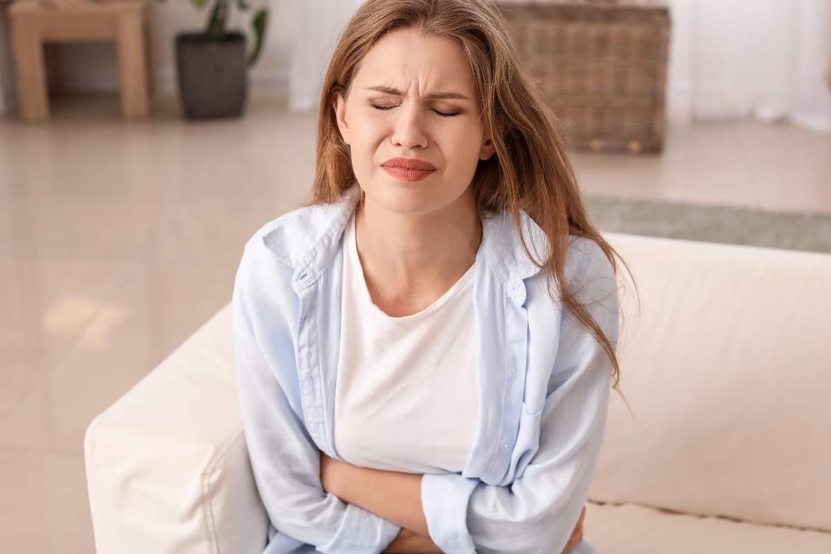 donna con mal di pancia