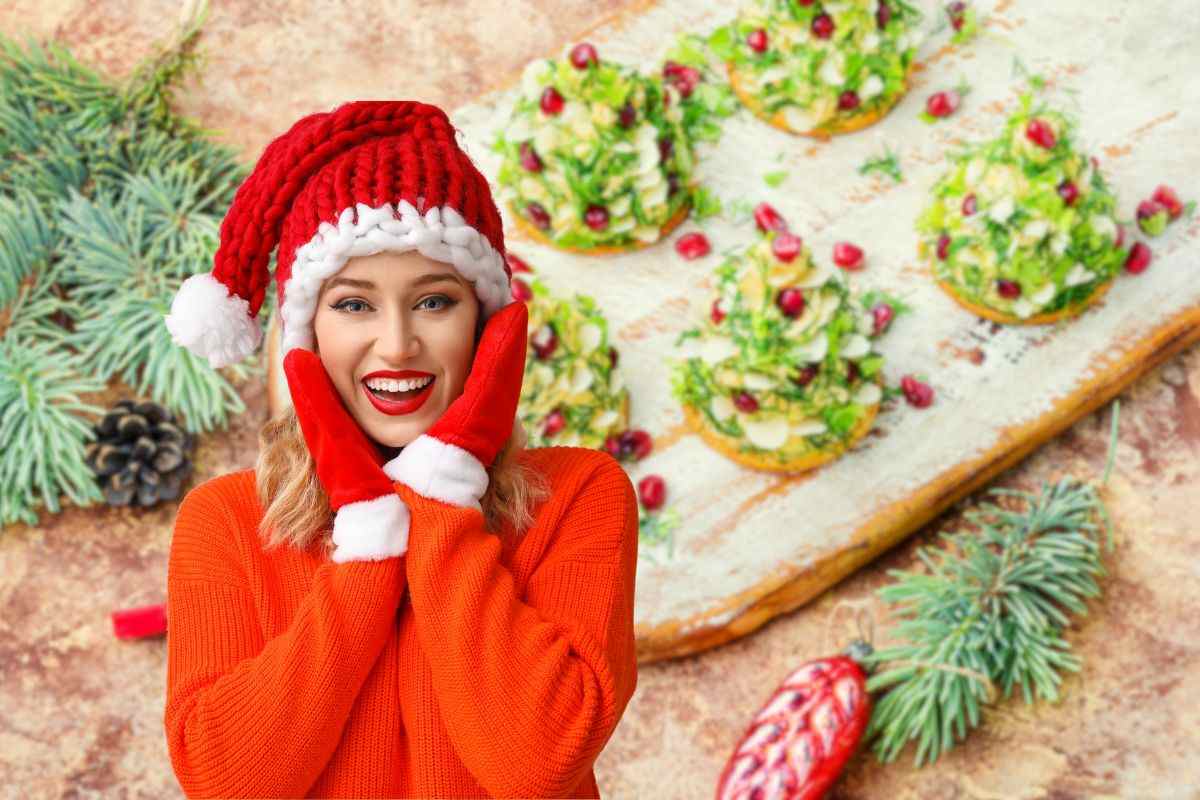 donna felice con cappello di babbo natale e antipasto natalizio