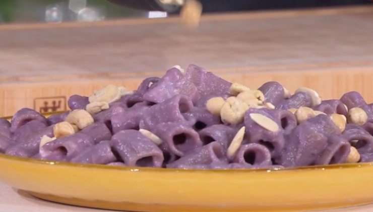 Piatto di mezze maniche al cavolo cappuccio