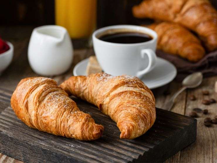 caffè e cornetto per colazione