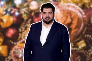 cannavacciuolo in primo piano e tavolata sullo sfondo