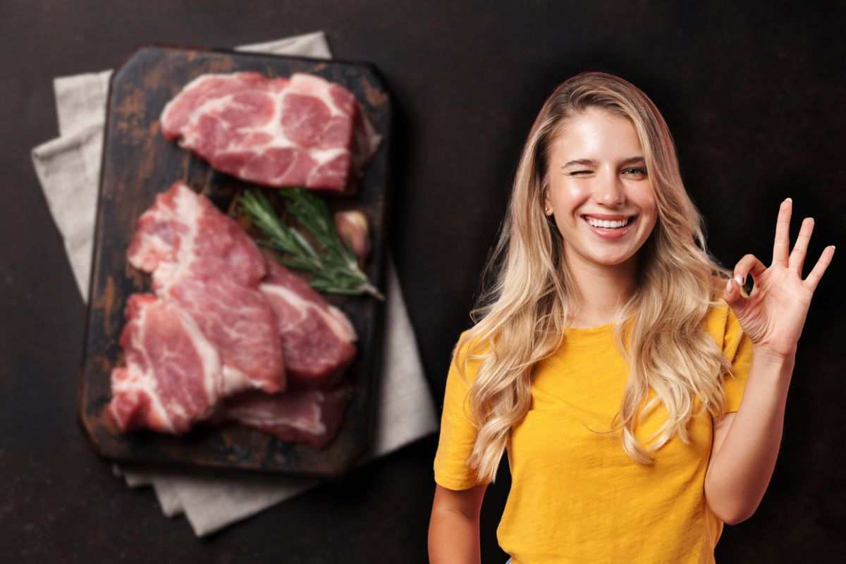 carne cruda su tagliere e donna sorridente che fa ok con le mani