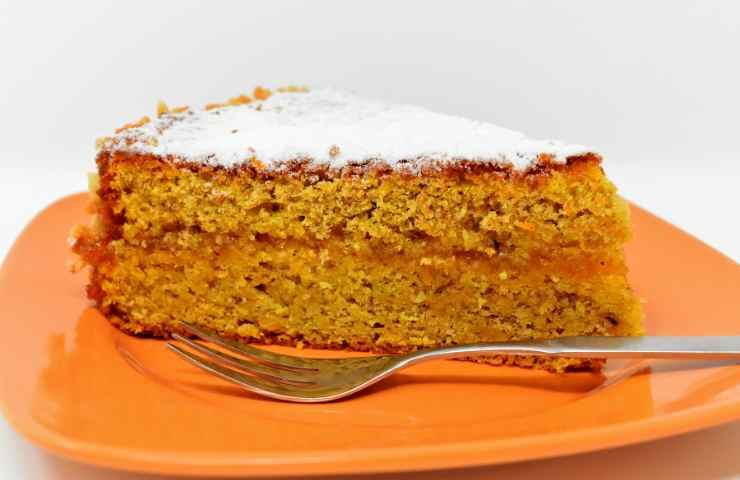 fetta di torta alle carote in piattino con forchetta