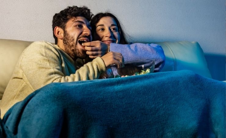 Perché la sera mangiamo sul divano