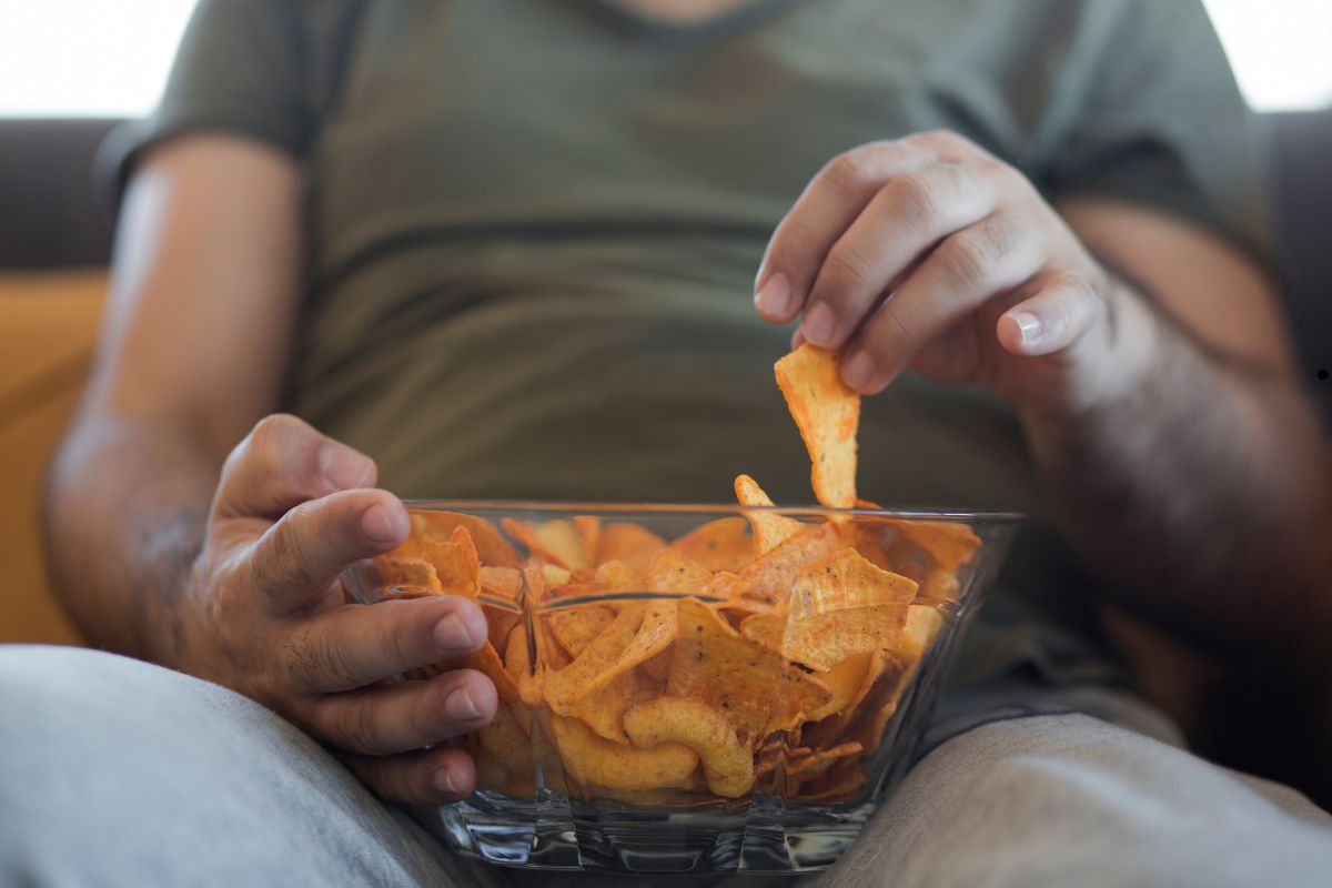 Mangiare la sera sul divano perché psicologia