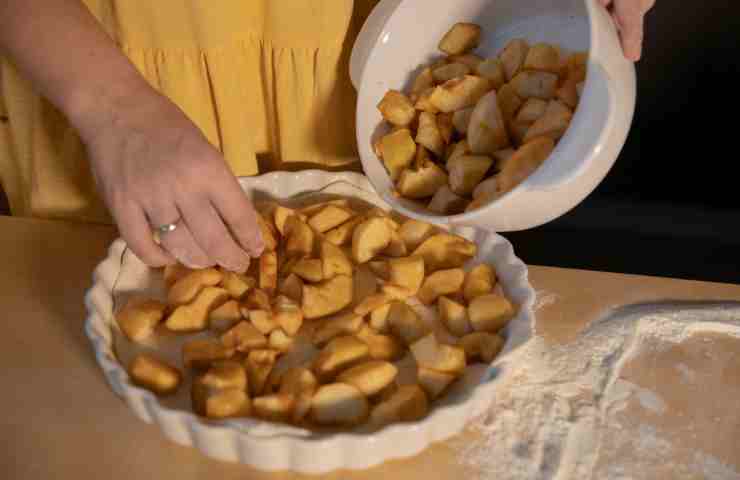 ciotola di mele versate nello stampo