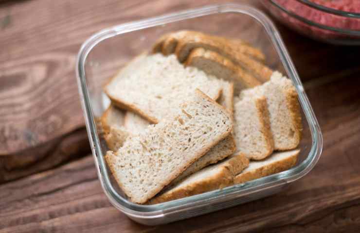 fette di pane in una ciotola