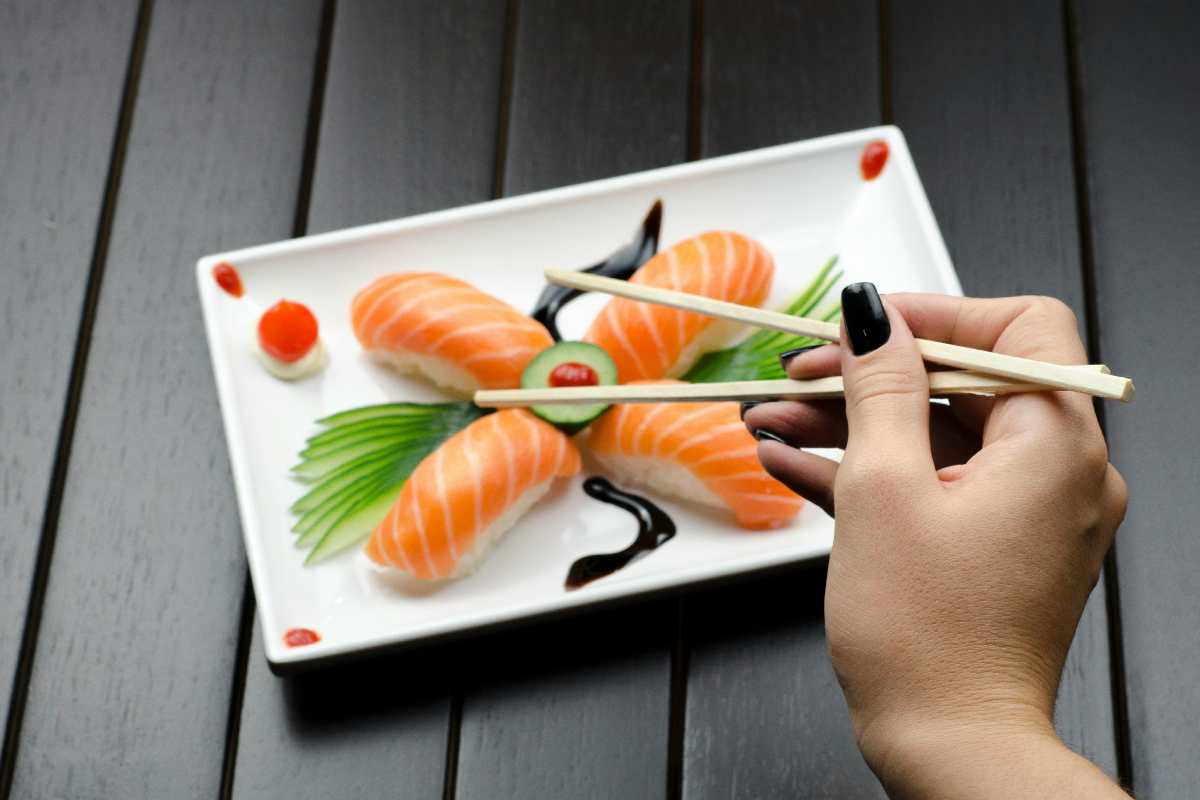 Un piatto con del sushi di gambero