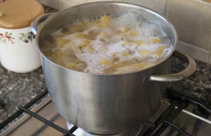 pasta in pentola d'acqua che bolle
