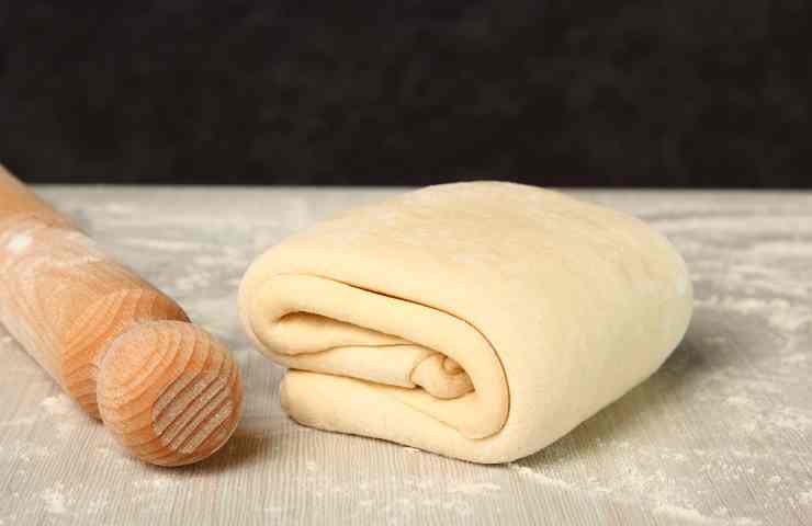 rotolo di pasta sfoglia e matterello