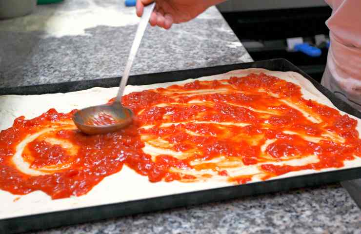 pizza in teglia con pomodoro