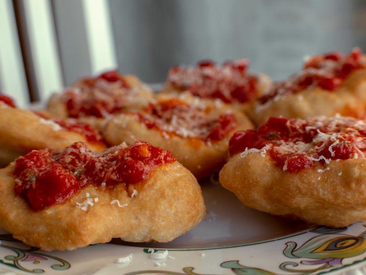 pizzette fritte con pomodoro