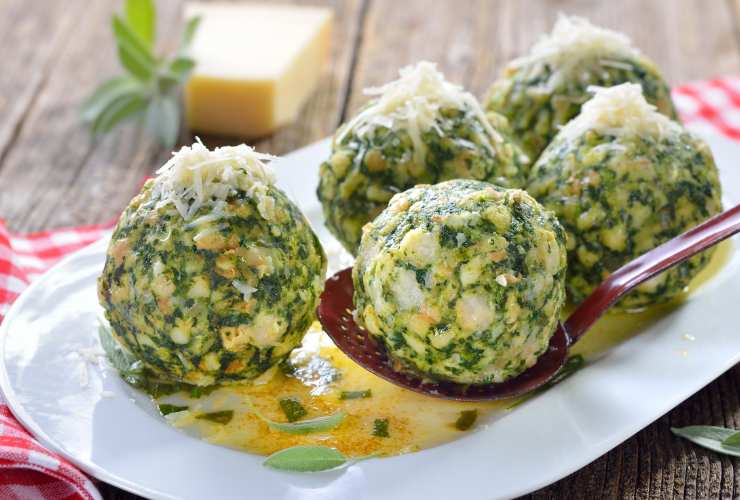 piatto con polpette di ricotta e spinaci