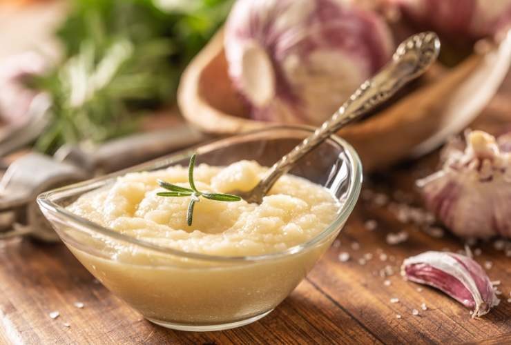 ciotola con crema all'aglio