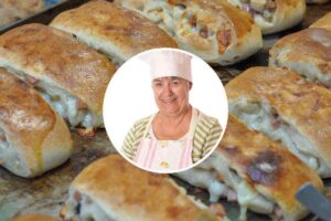 teglia con panini napoletani e donna in cornice