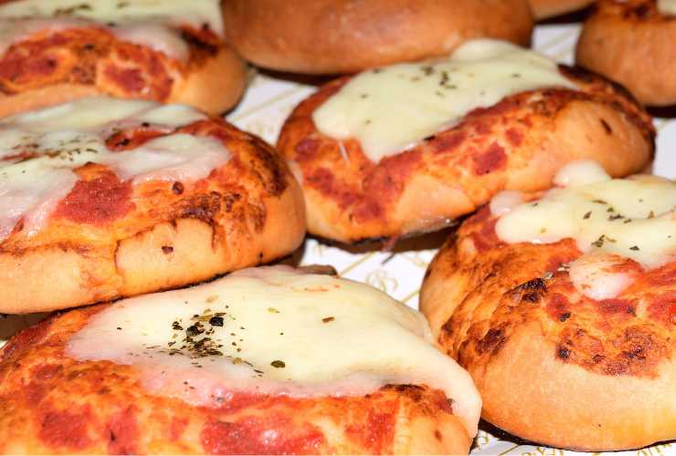 pizzette rosse con mozzarella