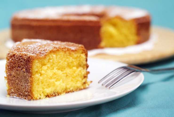 fetta di torta nel piatto