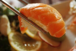 Sushi di gambero fra due bacchette