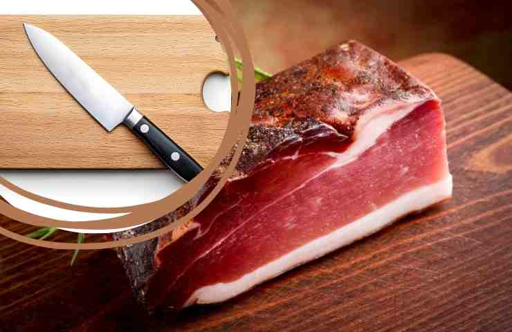 tagliare lo speck con coltello e tagliere