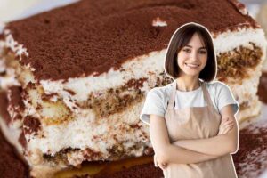 pezzo di tiramisù e donna con il grembiule