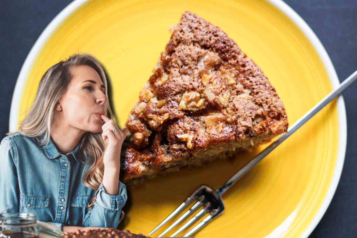 Donna che assaggia torta di mele