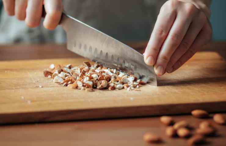 coltello per tritare le mandorle