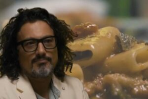 Alessandro Borghese e pasta nello sfondo