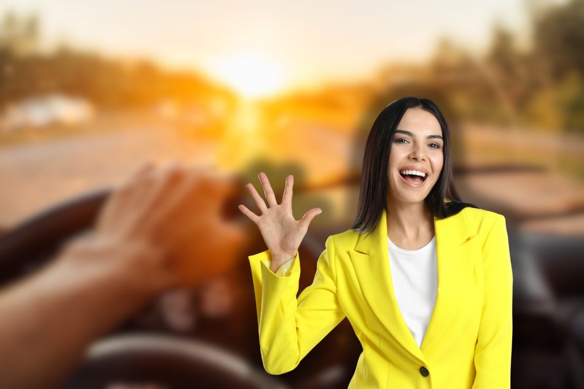 donna che viaggia in auto