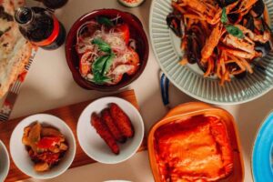 Tavolata vista dall'alto con piatti del Sud