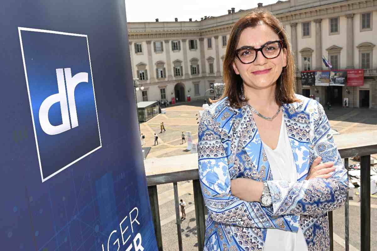 donna con logo DR alle spalle