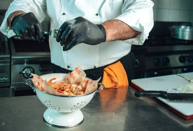 Chef di "Belli di Mamma" che rifinisce una frittura