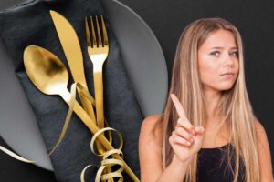 posate nel piatto al ristorante, persona indica no