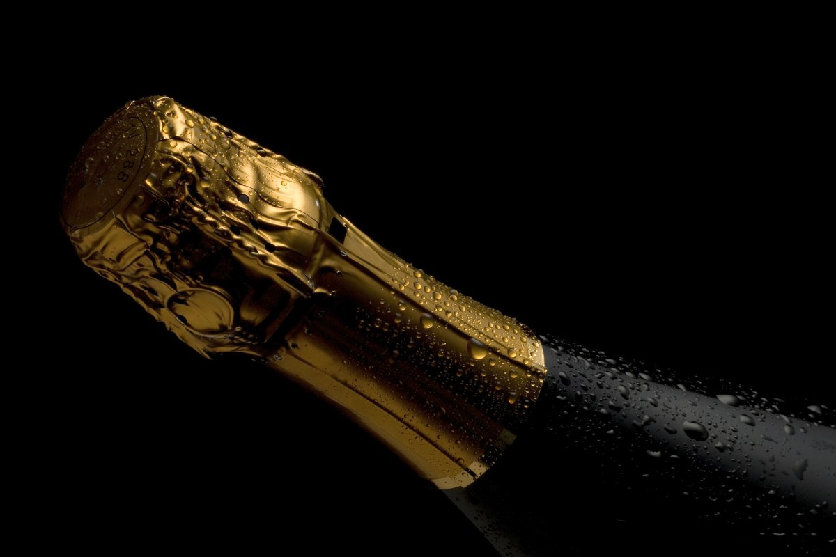 Prosecco in primo piano su sfondo nero