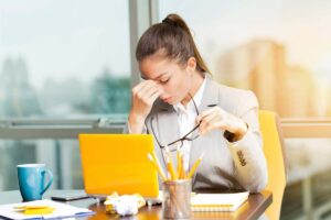 donna stressata al lavoro