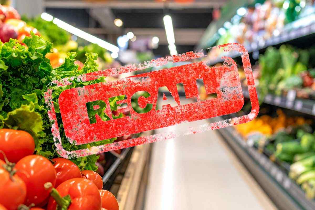 corsia di supermercato e scritta recall