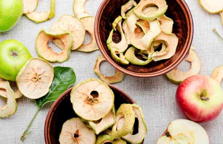 anelli di mela disidratata