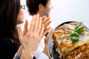 gente che applaude per la lasagna