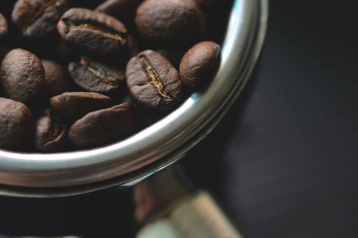 Chicchi di caffè in un macinino