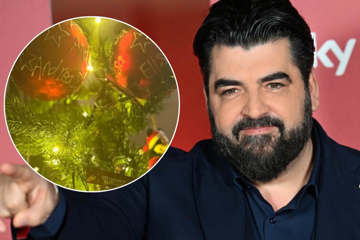 Antonino Cannavacciuolo e nella cornica albero di natale