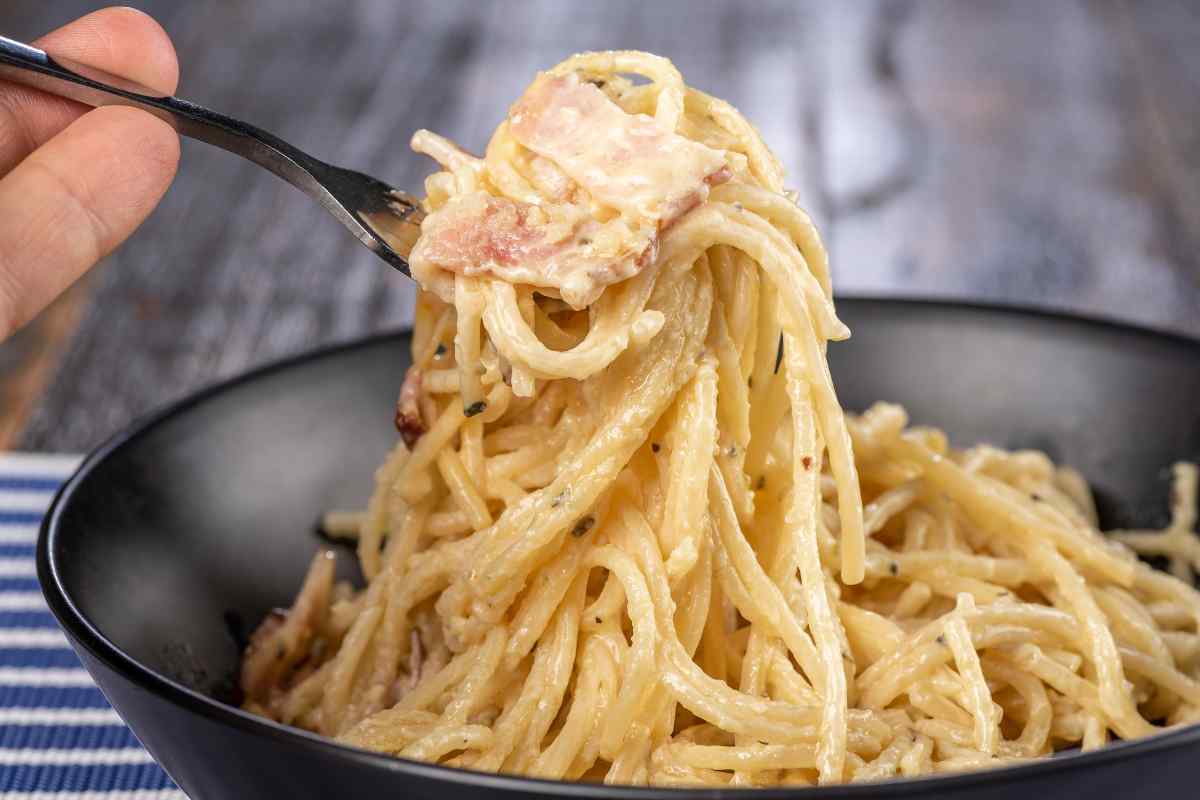 forchetta con piatto di carbonara