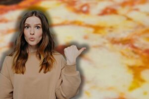 pizza fatta in casa e donna sorpresa