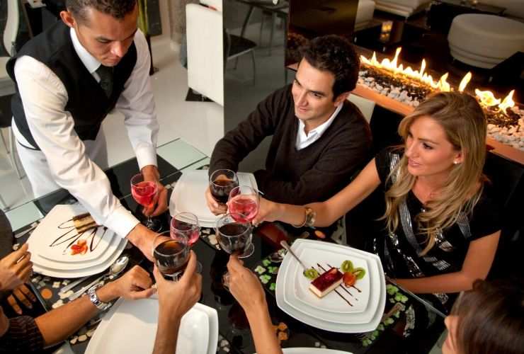 persone sedute al tavolo di un ristorante